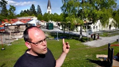 Kyrkoherde Patrik Ahlmark arbetar med namnlistor för att påverka politikerna.