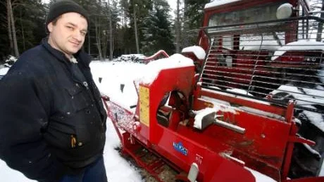 Conny Norrby tog bort skyddet på vedkapen och förlorade en del av handen. Olyckan gjorde att familjehemmet utsågs till en av landets farligaste arbetsplatser.