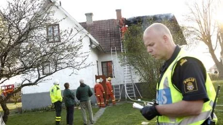 Ett stort  räddningspådrag deltog i går kväll i släckningen  av en villabrand i Vall. Foto:  Petra Jonsson