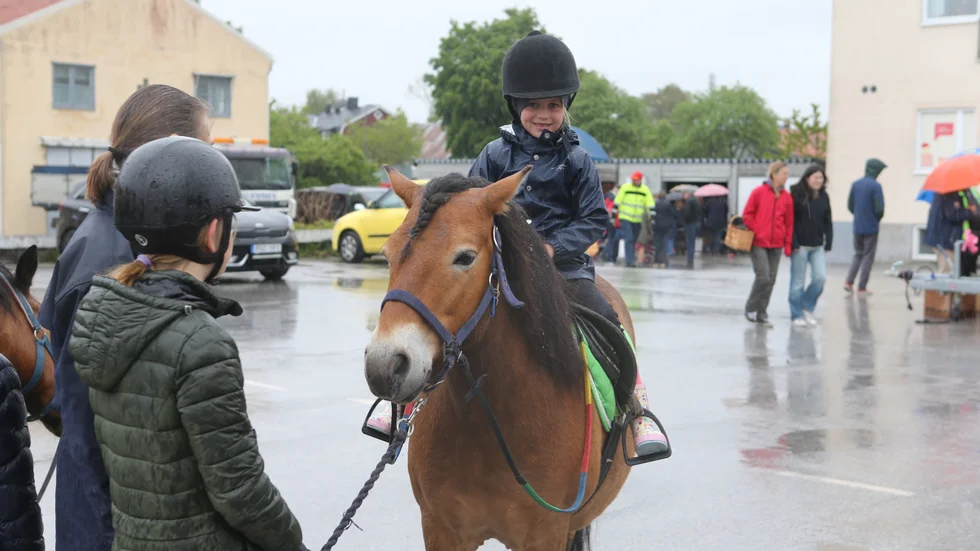 Alicia Lagercrantz rider på ponnyn Vissling ledd av Nora Jürss under Vårmarknad i Klintehamn på lördagen.