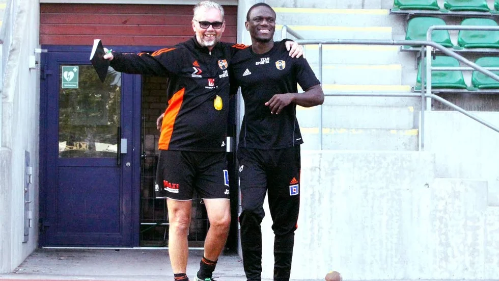 "CAPTAIN, MY CAPTAIN!" Tränaren Jannes Sandberg visar sin kapten berättigad uppskattning på torsdagens träning. Kapten Robert Mambo Mumbas engagerande brandtal behövs inför avgörandet, med start i dag mot serieledaren Sollentuna.