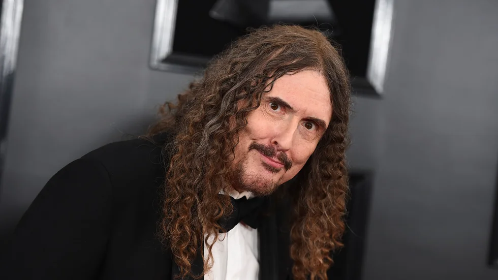 "Weird Al" Yankovic hedras med en seriebok. Arkivbild.