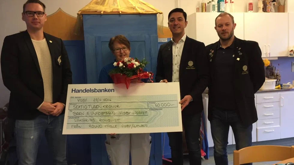 Donation.
Lekterapin på barnavdelningen får 60 000 kronor av Round Table.