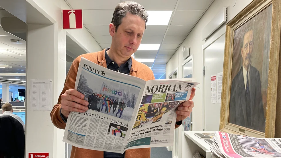 Andreas Westerberg har börjat som politisk redaktör på Norran. På tavlan ser vi för övrigt tidningens grundare Anton Wikström.