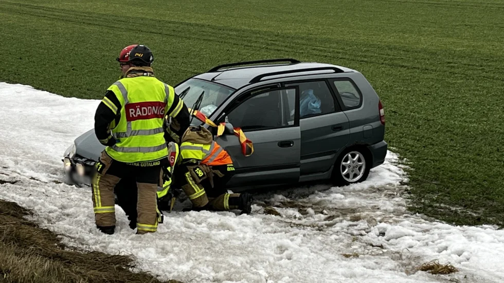 En av bilarna for ut på en åker.