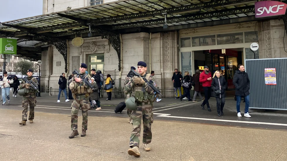 Soldater utanför Gare de Lyon efter attacken.