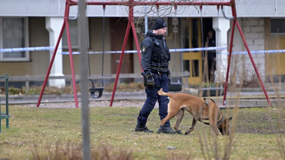 En man har skottskadats i Skärholmen i södra Stockholm. En förskola ligger nära brottsplatsen.