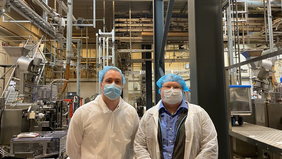 Maxfield McKinnon, operativt ansvarig på GN Tobacco i Enköping, och personalansvarige Mikael Romu visade runt på fabriken i Enköping