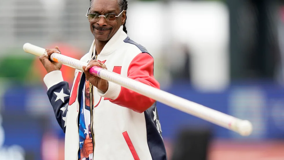 Amerikanska rapparen Snoop Dogg blir en av fackelbärarna för den olympiska elden. Bild från 23 juni.