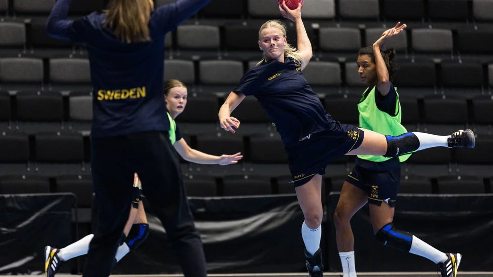 Nina Koppang avlossar ett skott på en av träningarna inför OS i Eskilstuna. 