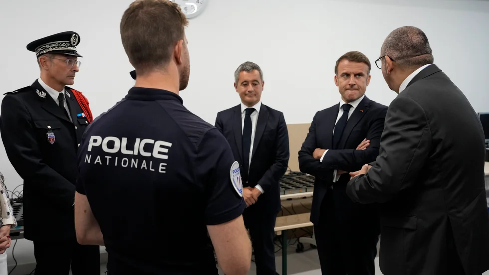 Frankrikes inrikesminister Gerald Darmanin och president Emmanuel Macron besökte en polisstation inför OS i Paris.