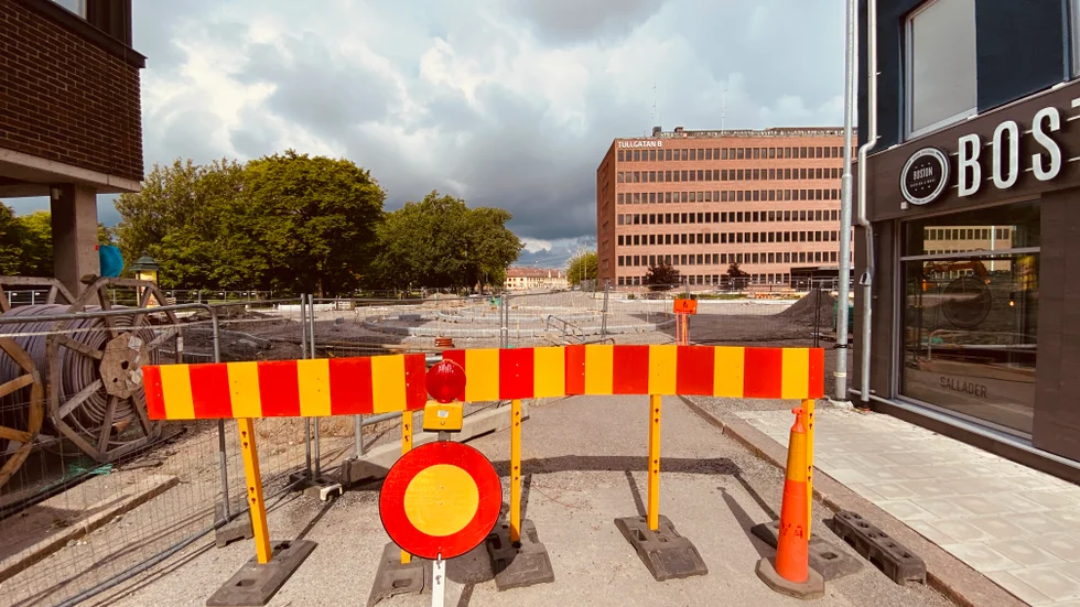 Tullgatan arbetet står stilla sedan några dagar. Boston burgers, till höger i bild, är hårt drabbade av ombyggnationen.