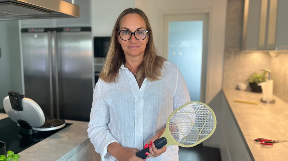 Jessica Hedqvist berättar att familjen aldrig haft så mycket flugor inomhus som i år. Hon tror att det beror på det oklippta gräset utanför huset som alla tidigare år varit klippt.