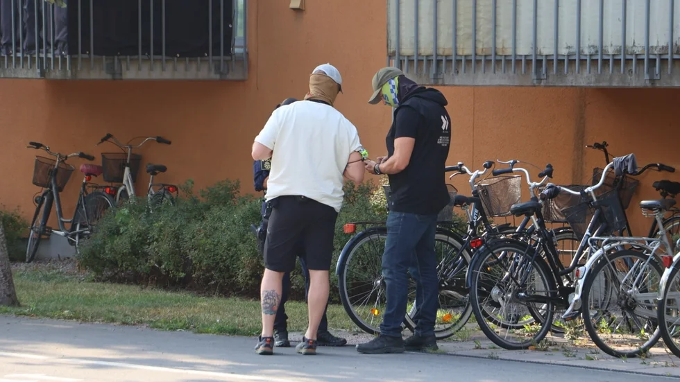 Polis på plats i Salabacke för insats.