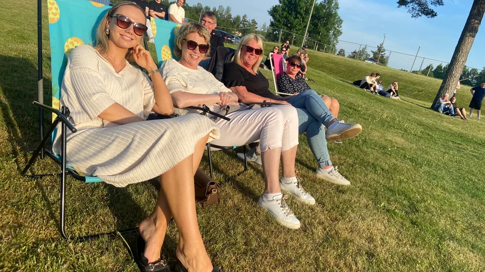 Emma, Marie, Veronica, Jana och Lasse njöt i solen vid ena hörnflaggan.
