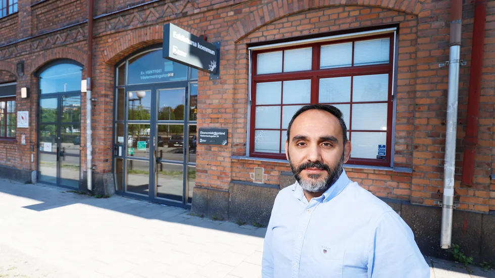 "Vi har alltid en väktare på plats, något som ökar tryggheten för våra medarbetare", säger enhetschefen Ewan Denha på ekonomiskt bistånd.