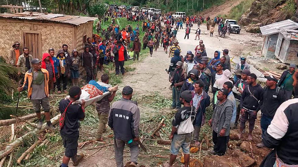 En skadad person förs bort på bår efter det stora jordskredet i Papua Nya Guinea. Bilden från i fredags kommer från FN:s migrantorgan IOM.
