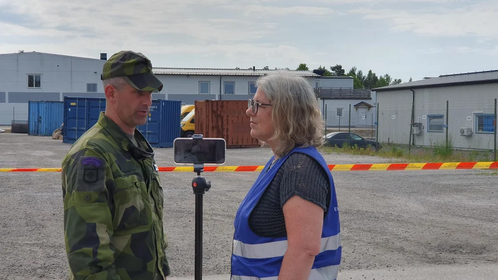 Marie Kerrolf intervjuar folk på plats.