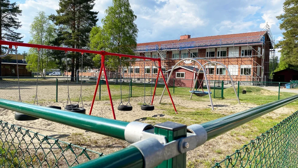 I Bastuträsk skola går idag elever från förskoleklass till och med årskurs fem. Här finns även en förskola som är integrerad i samma byggnad som grundskolan.