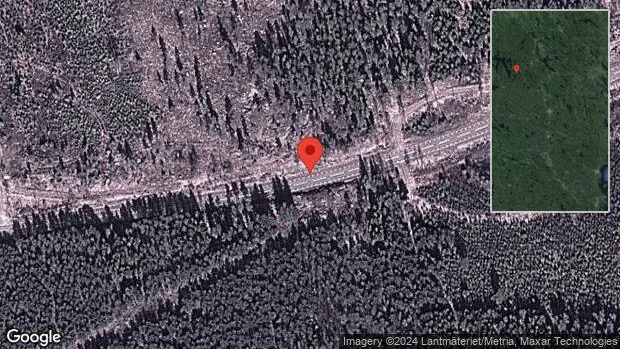 Träd över vägen skapar problem i trafiken på väg 134