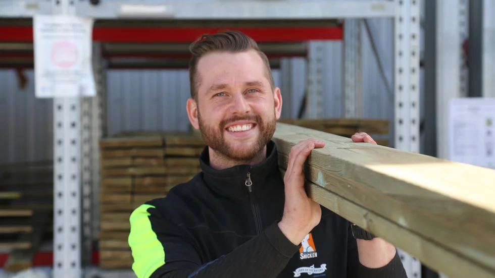 Josef Bernhardsson hjälper gärna till med rätt virke till trallbygget.
