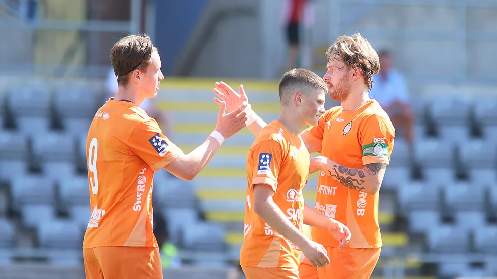 AFC har precis kvitterat genom Love Björnson som gratuleras av kaptenen Gustav Severinsen och Sixten Sköldqvist.