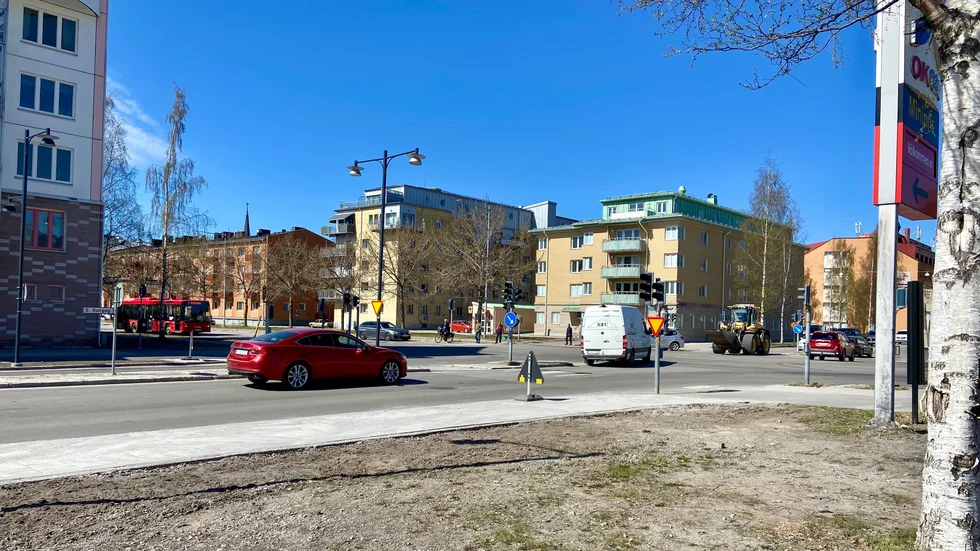 Vid lunchtid på onsdagen var det fortfarande många bilar som körde rakt fram i högerfilen trots nya skyltar. Förarna på bilden skötte sig dock exemplariskt. 