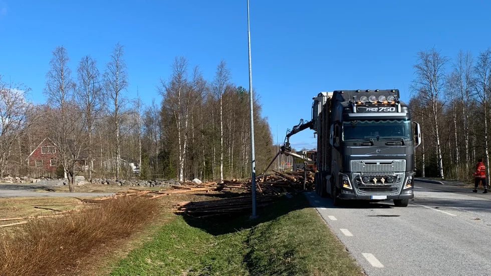 Timmerbil i olycka på väg 99