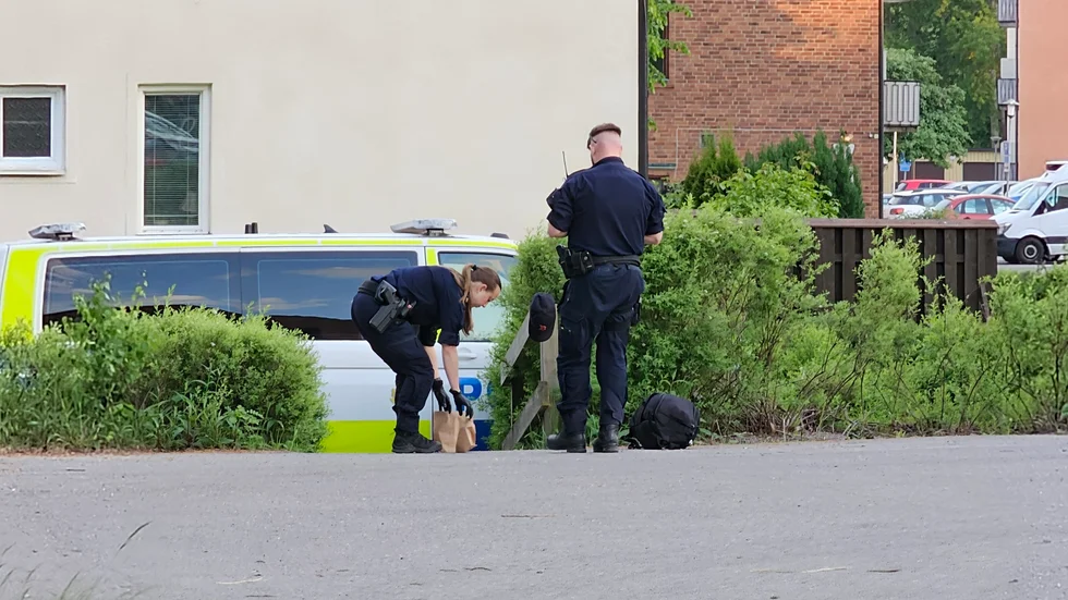 Poliser i utryckning till Albrektsvägen i Norrköping efter ett slagsmål.
