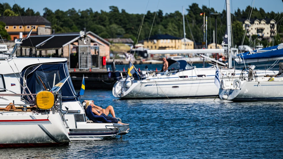 Semesterfirare i småbåtshamnen i Vaxholm. Arkivbild.