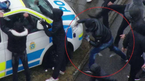 Här ser man hur Eskilstunabon slår knytnäven i en framlykta på en polisbuss så att lyktglaset splittras. På en film syns hur mannen upprepade gånger slår mot framlyktorna. Det var vid denna händelse som skadan i handen uppstod.