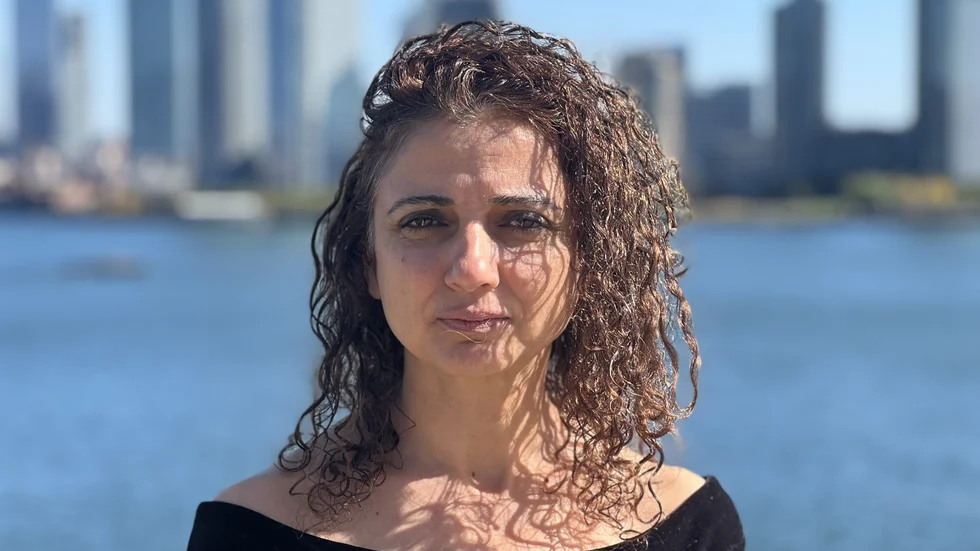 "Som kvinna, feminist och palestinier kände jag mig kvävd och ville flytta någon annanstans. Jag har pluggat och bott i Jerusalem och Tyskland. Nu bor och jobbar jag som journalist i New York", säger Ibtisam Azem.
