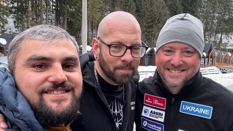 "Det var en emotionell resa med mycket gråt och skratt", säger Micka Norström från Gnesta som står mellan Bukovels huvudinstruktör Mykhailo Boychuk och sin kollega Mathias Carlzon.