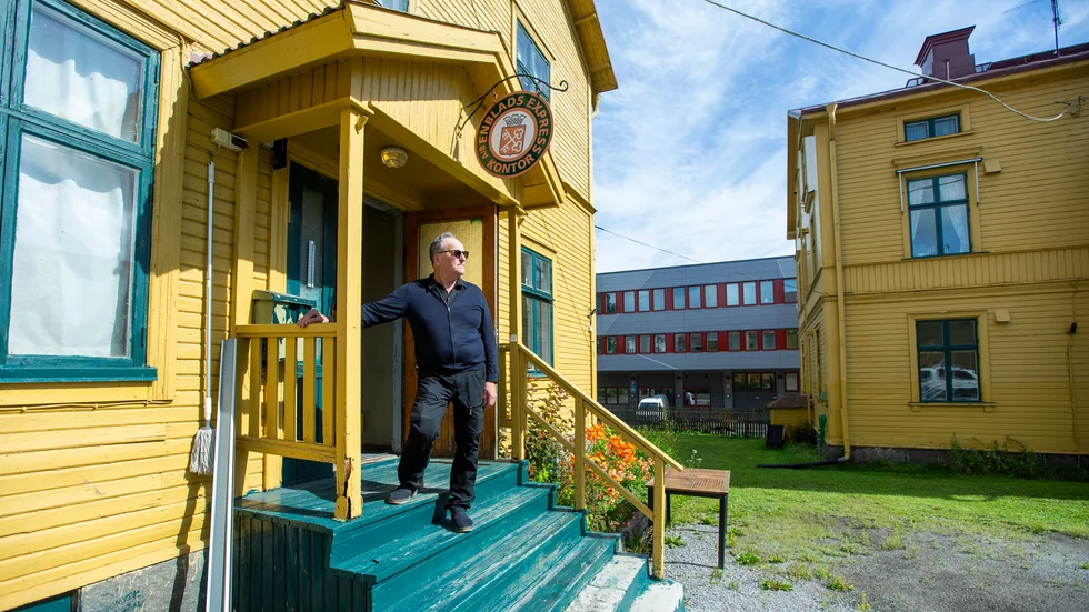 Kjell Berggren är ensam kvar på företaget. Nu ska Enblads express avvecklas. Ingen av de kvarvarande släktingarna är beredd att ta över driften av speditionsfirman. "Jag vill att hela kvarteret ska räddas kvar. I dag finns det få gårdar av det här slaget bevarade i Luleå", säger Kjell Berggren. 