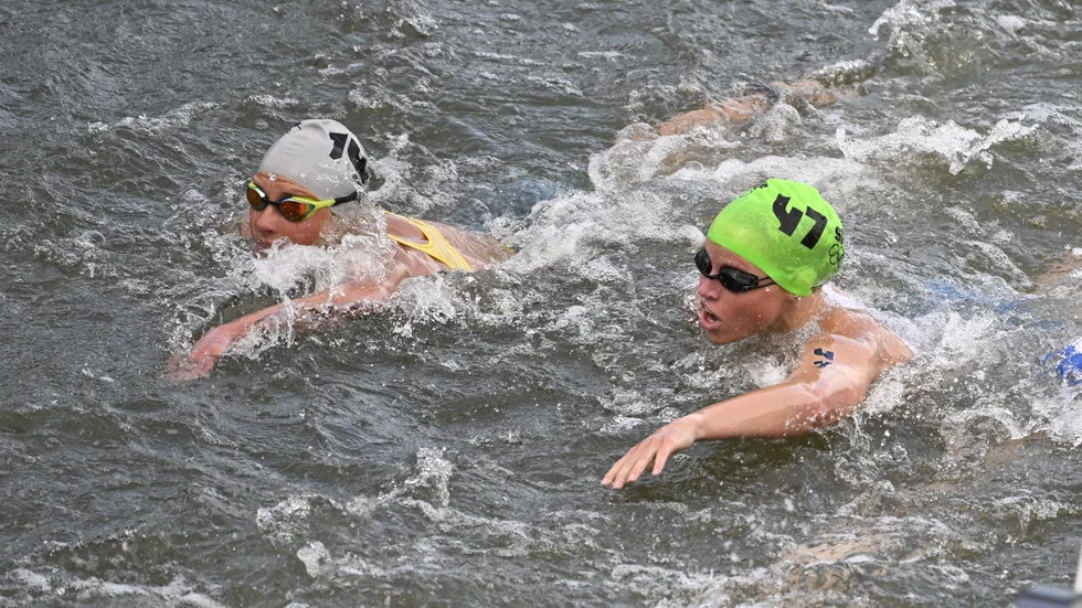 OS-debutanten Tilda Månsson, nummer 47, simmade i Seine i damernas triathlonlopp i Paris.