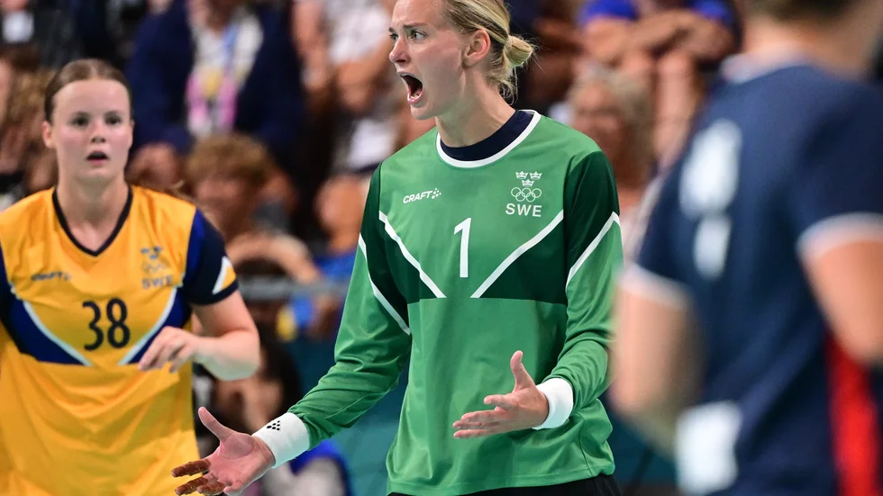 Johanna Bundsen storspelade i det svenska målet när Sverige besegrade Norge i OS-premiären i handboll.