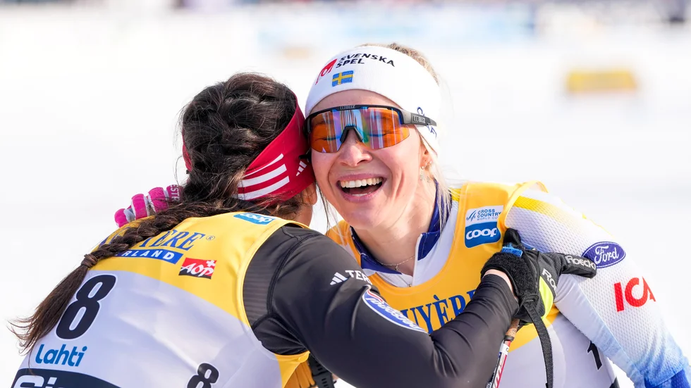 Jonna Sundling gratulerar tyskan Coletta Rydzek som blev tvåa i söndagens sprint. där Jonna slutade femma.