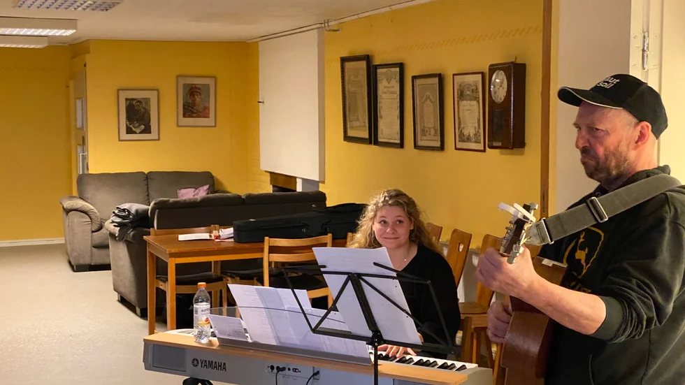 Elin Andersson och Dan Svensson underhöll under fikat.
