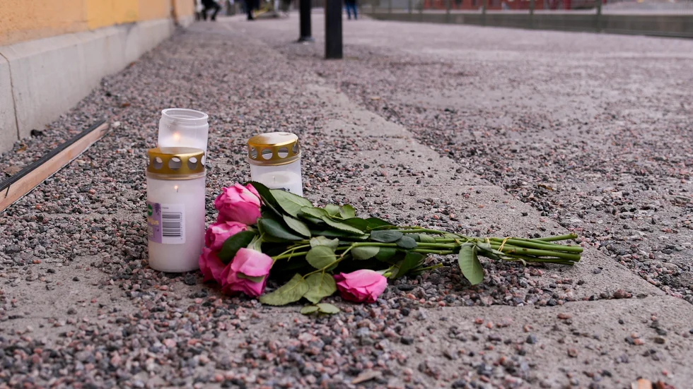 Blommor och tända ljus vid Södra station i Örebro där tre människor blev påkörda av ett godståg och miste livet i natt.