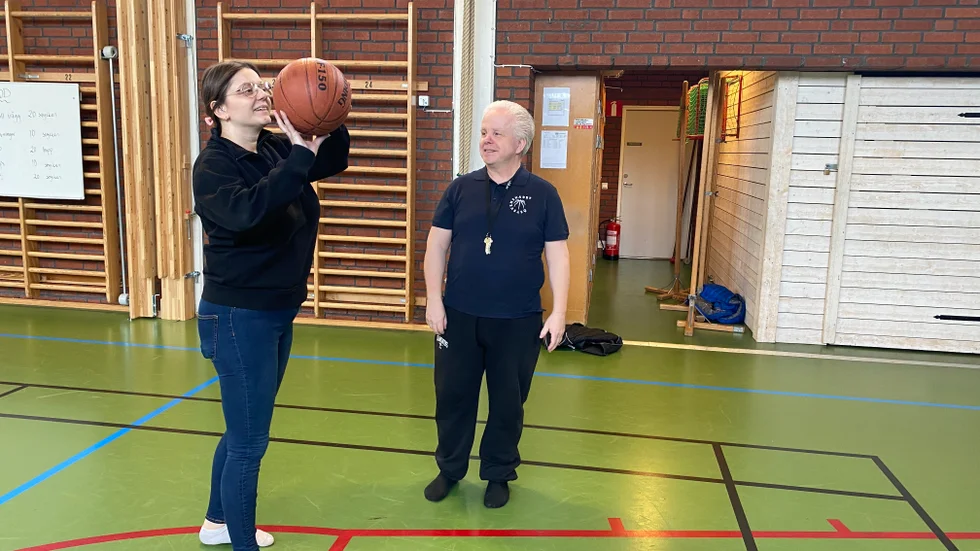 Nezira Kovacevic siktar och Thomas Lönnström studerar kastet.