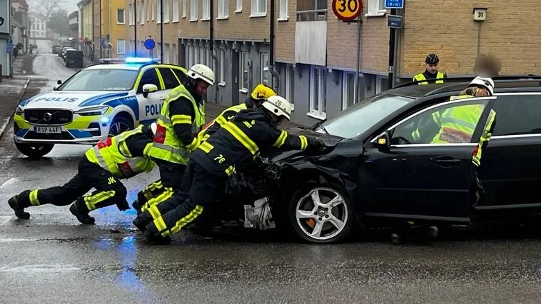 Flera bilar har kolliderat på Östra Rundgatan i Nyköping. Räddningstjänst och polis är på plats.