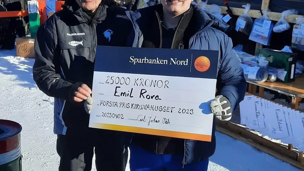 Det blev storslam för Emil Rova, 24, när han vann båda klasserna i fjolårets Kirunahugget. Här har han mottagit prischecken från arrangörerna. Carl-Johan"Callis" Mäki flankerar vinnaren. 