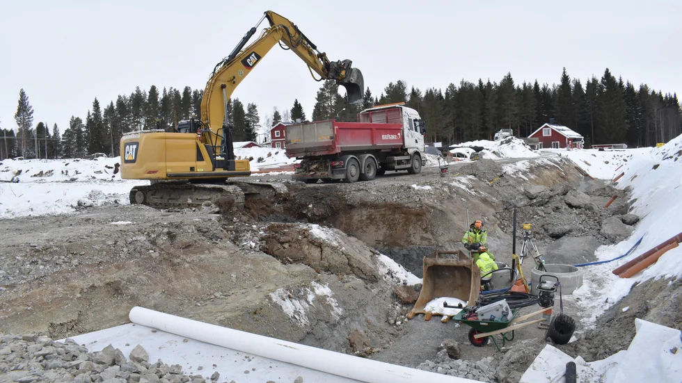 Här byggdes den nya gatan, och nu är den klar. Bilden togs i april 2024. 