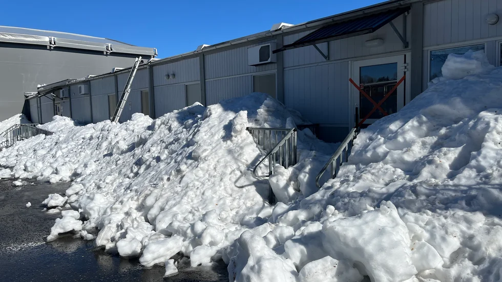Omklädningsrummen vid Hertsöskolan hade röda kryss på dörrarna på torsdagsmorgonen sedan ett innertak sett riskfyllt ut. 