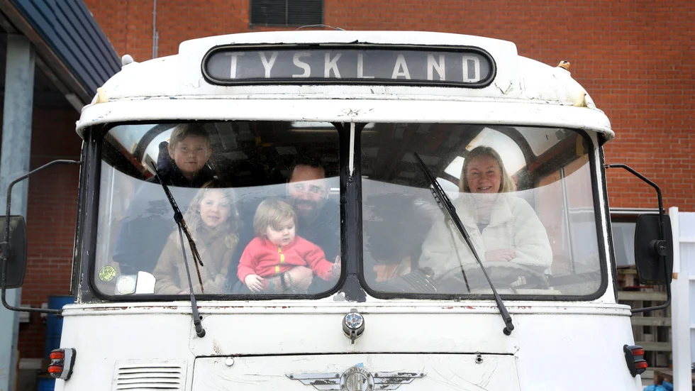 Familjen Almqvist, Nathalie och Tobias med barnen Melwin, Milea, Lowa, Felicia och Jonathan, får gott om plats i sommar.  De byter upp sitt renoveringsobjekt mot en dubbeldäckare som ska bli husbil på öns vägar.