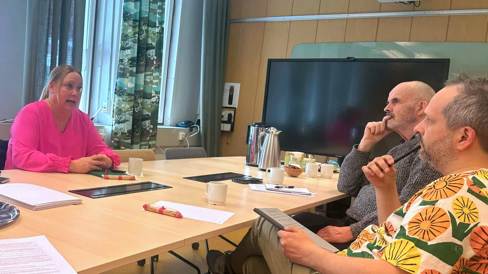 Regionrådet Camilla Friberg mötte Jokkmokks två kommunalråd Henrik Blind och Roland Boman för att prata om sommarens neddragningar på hälsocentralen..