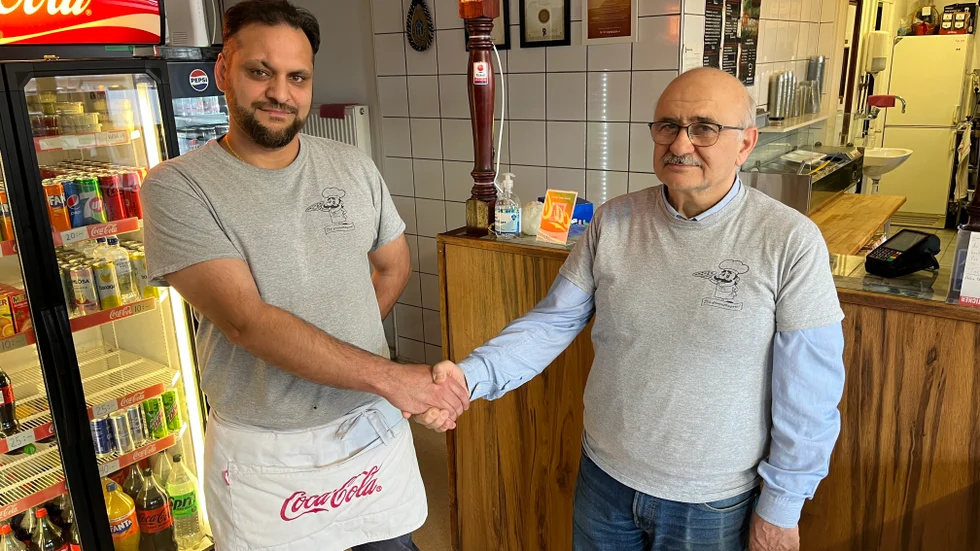 Tamim Mohammad Din har köpt pizzerian av Zain Najeb som drivit den i tio år.  