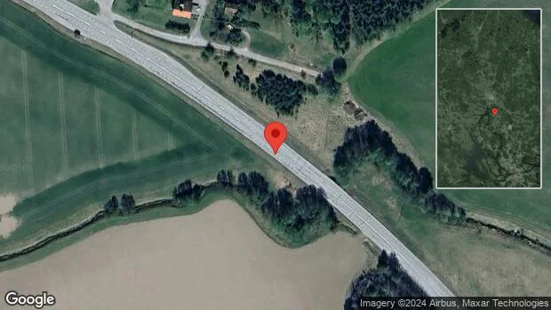 Träd över vägen skapar problem i trafiken på väg 255