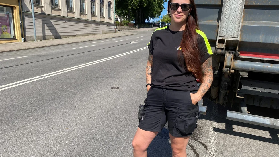 Jonni Basun, 33, lastbilschaufför. 
- Ja, i synnerhet när det är så varmt som det är, så ja det tycker jag. Men kanske inte för korta, utan tänka på att man ska vara ute bland folk. Beror väl lite på var man arbetar, säger Jonni Basun.