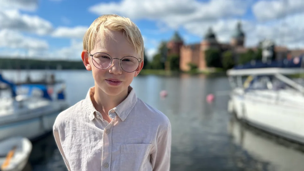 Han har blivit känd som Boktipsar-Carl under det senaste året, och även nu under sommaren läser han böcker som han ska presentera i TV4 Nyhetsmorgon i höst. 